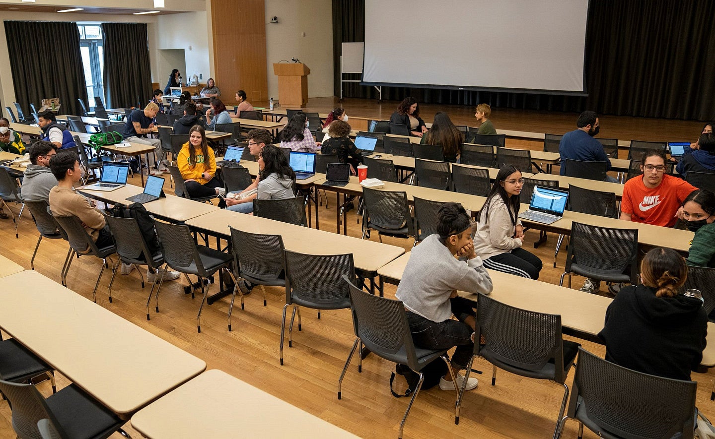 DuckRise students meeting on campus