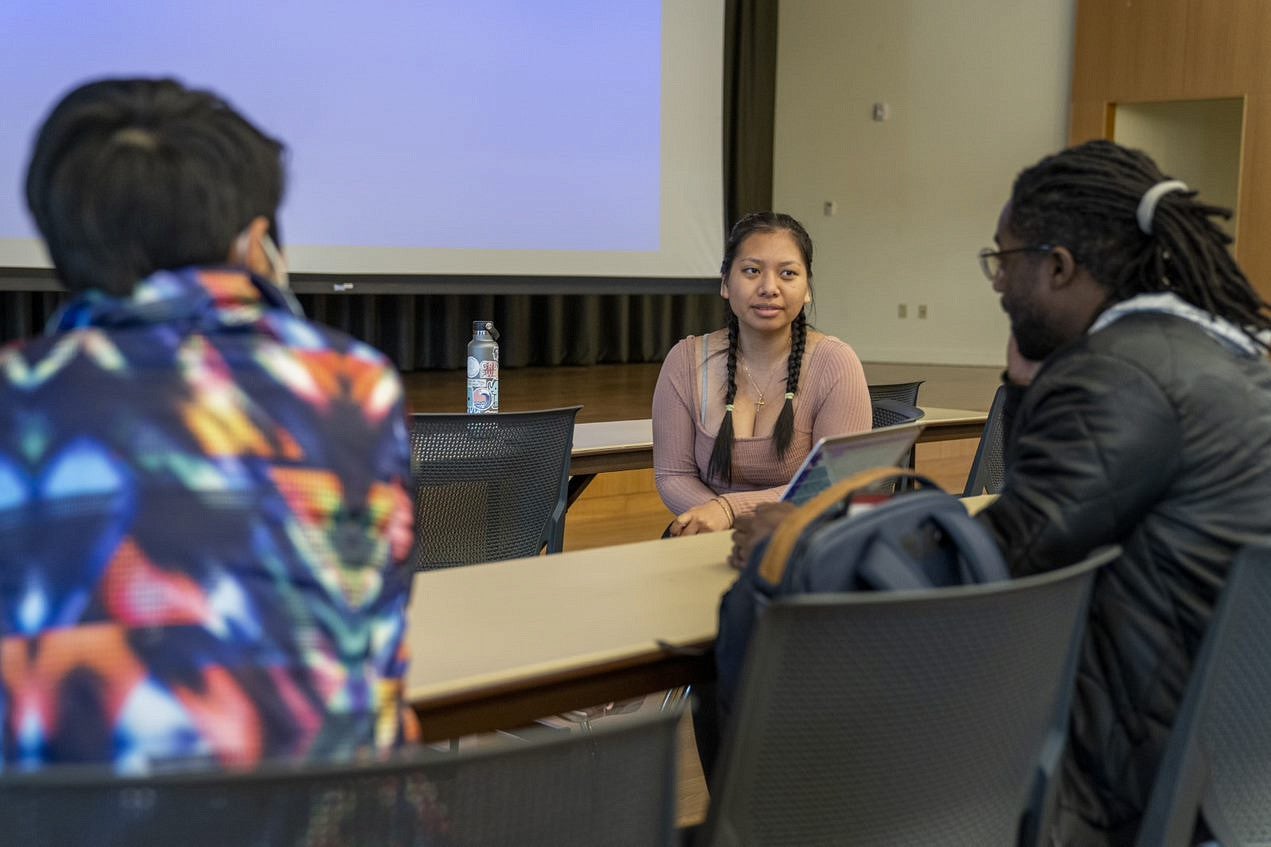 DuckRise students meeting on campus