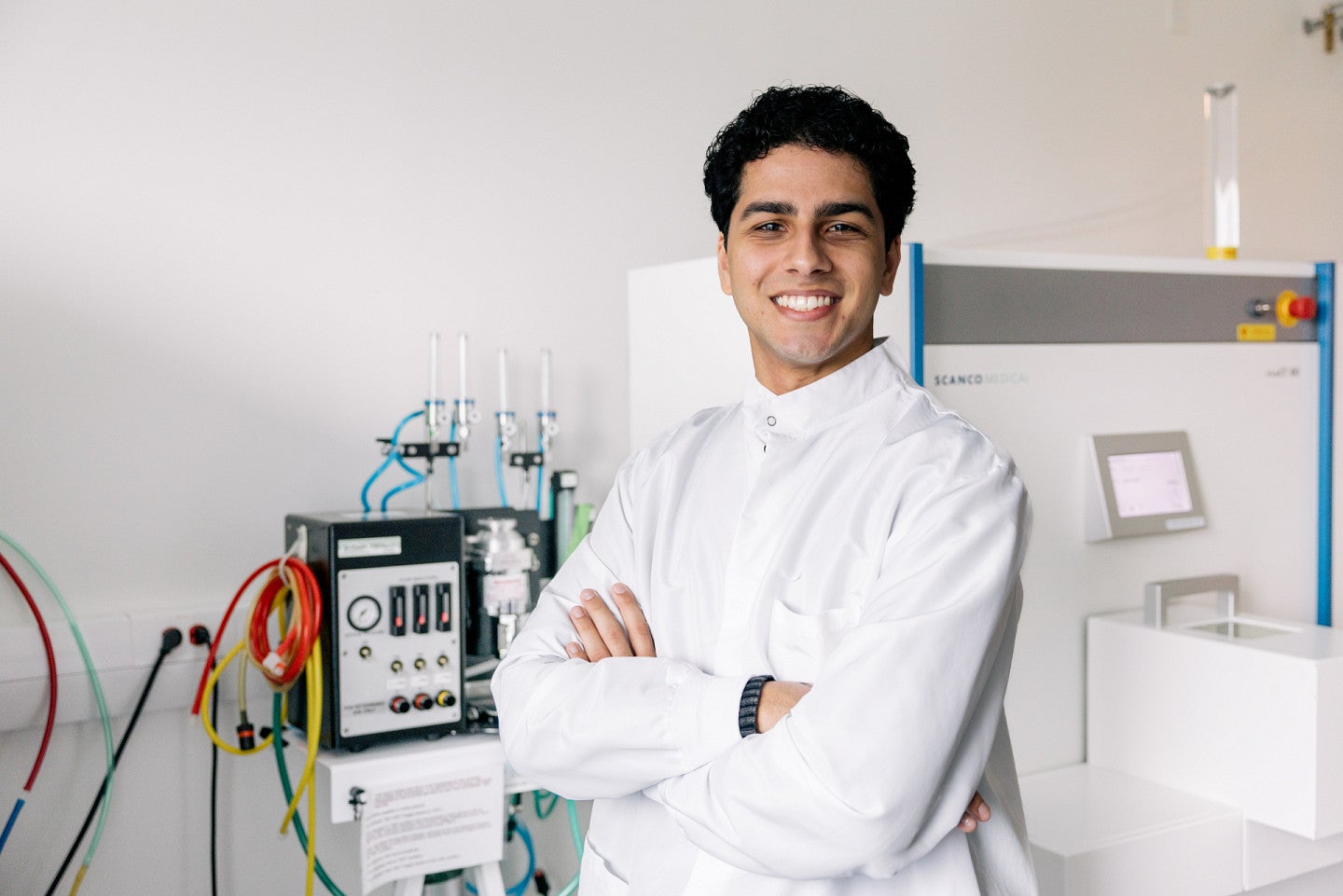 armaan hajarizadeh in lab setting