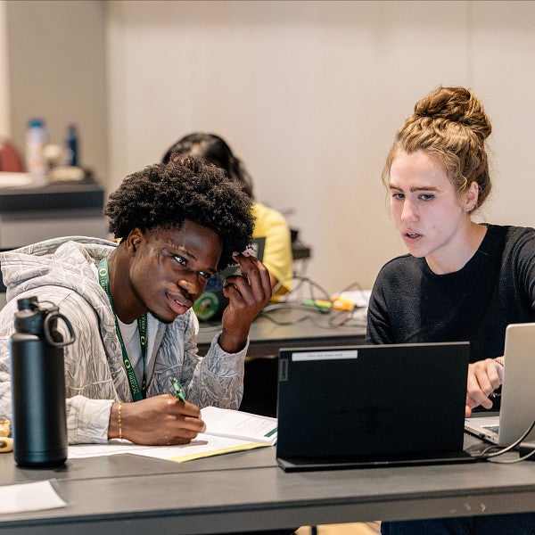 UO advisor works with student at 2026 IntroDucktion